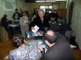 Una dona vota a Canet de Mar, diumenge, en la consulta popular. T.M
