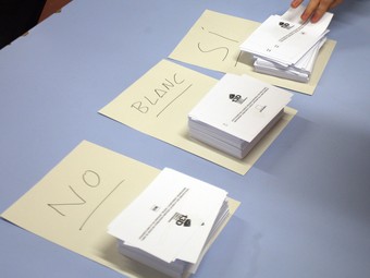 Butlletes amb les diferents opcions preparades pel vot al municipi d'Arenys de Mar, ahir.  ORIOL DURAN