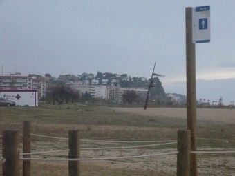 Imatge de la tercera platja d'Arenys de Mar amb els blocs de pisos de Canet al fons.  E.F