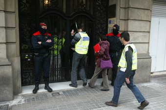 Els Mossos d'Esquadra entrant al número 373 del carrer Consell de Cent de Barcelona. Q.PUIG/ EFE