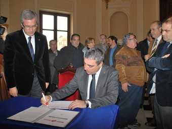El president de la Cambra de Comerç de Tarragona, Albert Abelló, va ser el primer ciutadà en signar el manifest. EL PUNT