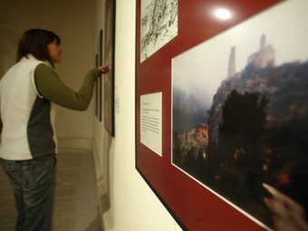 La mostra aplega dibuixos, fotografies i textos d'escriptors.  JUDIT FERNÀNDEZ