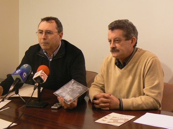 El regidor de Cultura i Enric Bofí en l'acte de presentació dels gravats. /  CEDIDA