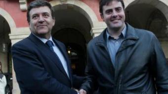 López Tena i Bertran, davant la porta del Parlament el desembre passat.  QUIM PUIG