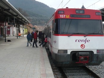 Usuaris de Renfe pujant ahir al tren que surt de l'estació de Ripoll quatre minuts abans de les dotze del migdia.  J.C