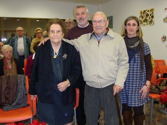 L'alcalde i la regidora de Serveis Socials acompanyen els homenatjats. / . CEDIDA