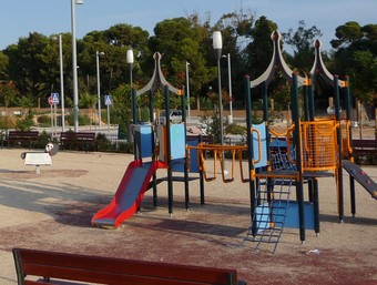 Gronxadors i instal·lacions infantils a un parc valencià. /  ESCORCOLL