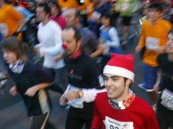 Participants de la Cursa dels Nassos, la darrera prova atlètica de l'any que té lloc a Barcelona.  JUANMA RAMOS