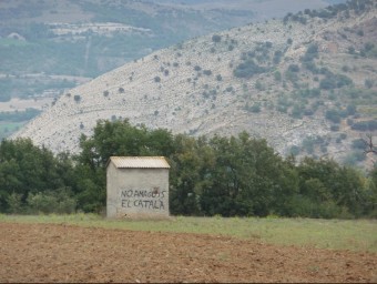 Un pintada a favor del català en un cobert agrícola a prop de Benavarri, a la Ribagorça. D.M