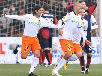 Banega i Mata celebren el gol amb el català Bruno Saltor.  EFE