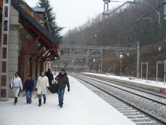 L'estació de tren de Ribes de Freser, que va quedar emblanquinada per la neu.  JORDI CASAS