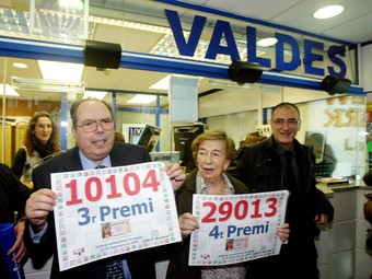 A l'administració de loteria, Jordi Garcia Valdés i la seva mare, Maria Teresa Valdés, mostren els números premiats enguany  ANDREU PUIG