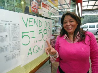 La Maria Esther Garcia Gómez, assenyala contenta el número del cinquè premi que va repartir ahir  ANDREU PUIG