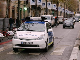 Un vehicle de la Guàrdia Urbana de Barcelona, per un carrer de la ciutat. ANDREU PUIG