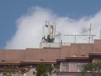 L'antena està col·locada al terrat d'un edifici situat al centre de la vila adrianenca.  J.G.N