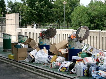 Imatge de la vaga d'escombraries de rebuig l'agost de l'any passat.  MANEL LLADÓ