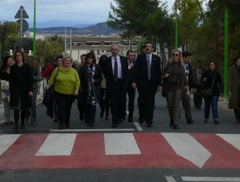 Moment en que l'alcalde i el delegat del Govern transiten per l'avinguda inaugurada. /  ARXIU