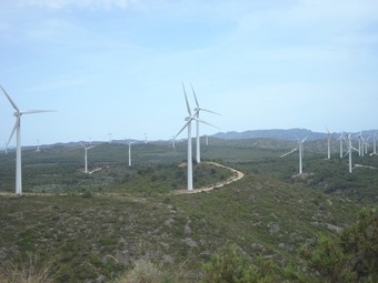 Una imatge del parc eòlic Les Colladetes, al Perelló.  ALBA PORTA