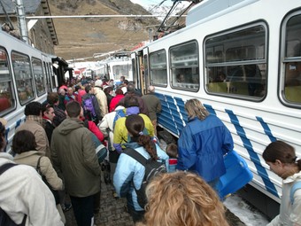 Passatgers pujant al cremallera de Núria, en una imatge d'arxiu. EUDALD PICAS