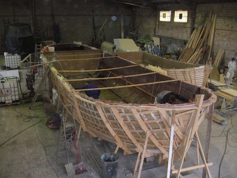 Una imatge de la construcció de l'embarcació, que fa 15 metres d'eslora.  L.M