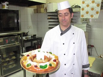 El pastisser Valero Munté mostra un tortell de Reis que ha elaborat al seu establiment de Móra d'Ebre. ACN