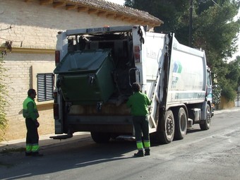 Camió i operaris de l'empresa de recollida de residus urbans. /  ARXIU