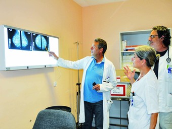 D'esquerra a dreta, el doctor Xavier Encinas, la infermera Pilar Puig, i el doctor Joaquim Torné, responsable de la unitat.