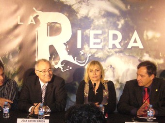 La roda de premsa ahir a Mataró amb l'alcalde Baron i la directora de TV3, Mònica Terribas, al centre de la imatge. /