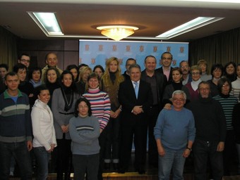 Els participants en el taller ocupacional, amb l'alcalde de Xàtiva. /  CEDIDA