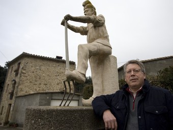 L'alcalde, fotografiat Al monument que Sant Aniol ha dedicat al món pagès.  LLUÍS SERRAT