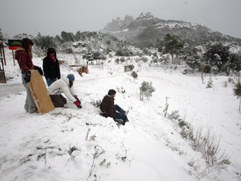 Uns nens jugant ahir a la neu, al Bruc. ANDREU PUIG