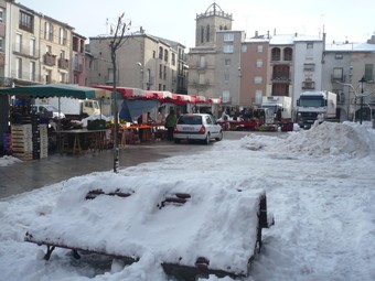 La plaça Major de Santa Coloma, plena de neu.  Ò.P.J