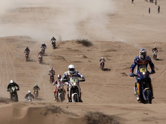La sortida per grups en motos va ser, amb les dunes, un dels factors que va caracteritzar l'exigent etapa.  CÉZARO DE LUCA / EFE