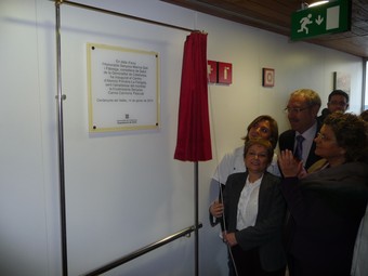 El moment de la inauguració de la placa commemorativa del naixement del nou CAP.  M.C.B