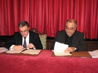 Moment de la signatura de l'acord entre Paeria i Generalitat.