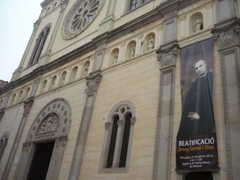 Una pancarta de Josep Samsó a la façana de Santa Maria anuncia la beatificació del proper dissabte.  E. FERRAN
