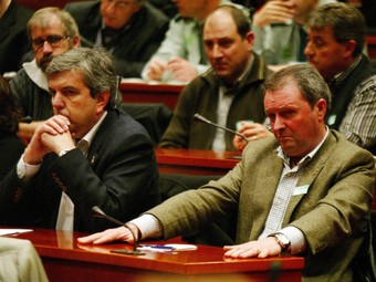 L'alcalde de Prat de Comte, a l'esquerra, i el d'Horta de Sant Joan, ahir al Parlament.  A.PUIG