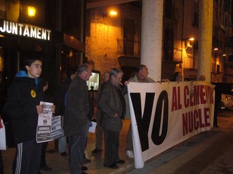 Els contraris al magatzem de residus nuclears van desplegar ahir una gran pancarta a la porta de l'ajuntament d'Ascó.  L.M