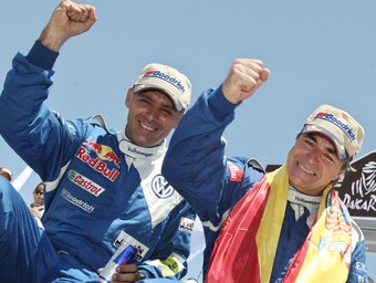 Lucas Cruz, a l'esquerra de Carlos Sainz en el podi de Buenos Aires.  EFE