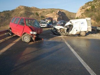 Ahir a les vuit del matí va morir el conductor d'una furgoneta en xocar contra un turisme a la N-420, a la Fatarella.  ACN