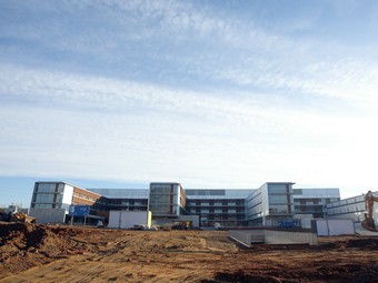 A dalt, una panoràmica de l'hospital. A baix, una unitat de vigilància intensiva i Marina Geli amb Poveda.  ANDREU PUIG