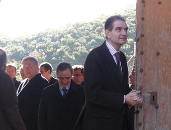 El president de la Diputació, Antoni Fogué, durant la visita al Marquet de les Roques.  M.C.B