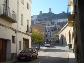 El castell d'Ascó vigila els carrers del nucli antic del poble que podria rebre els residus nuclears de tot l'Estat. G.M
