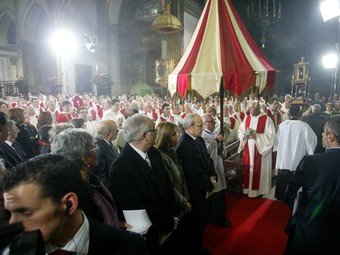 El president Montilla, l'alcalde de Mataró Joan Antoni Baron i Jordi Pujol, entre d'altres, observen la pompa cerimonial./  QUIM PUIG