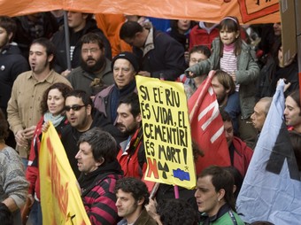 Centenars de ciutadans es van manifestar a Ascó contra el cementiri nuclear.  T. MEULEN
