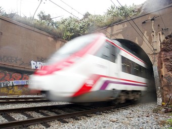 Un tren passa pel túnel de Montgat, que l'Ajuntament vol que sigui declarat Bé Cultural d'Interès Nacional.  QUIM PUIG