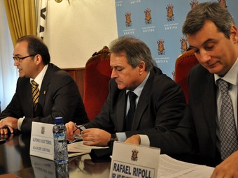 Els alcaldes de Benaguasil i Xàtiva acompanyen Rafael Ripoll en la presentació. / . CEDIDA