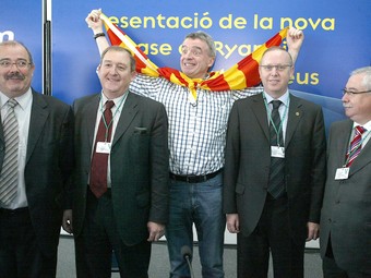 Les autoritats, durant la signatura del conveni amb el president de Ryanair, fa dos anys.  J.F