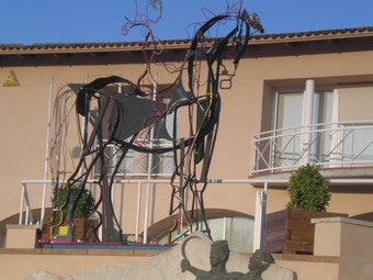 El monument als Segadors, abaix, i el Cavall de Ferro.