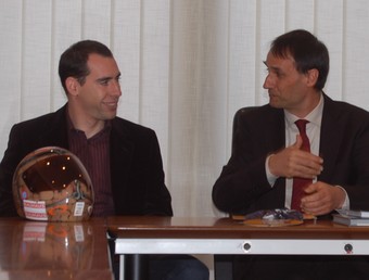 Ander Mirambell, a l'esquerra, en la recepció que ahir li va fer l'Ajuntament de Calella. L'AJUNTAMENT DE CALELLA, PRESIDIT PER L'ALCALDE JOSEP MARIA JOHÉ, VA FER AHIR UNA RECEPCIÓ OFICIAL AL PILOT DE TOBOGAN ANDER MIRAMBELL (CA CALELLA), QUE COMPETIRÀ EN ELS SEUS PRIMERS JOCS OLÍMPICS. MIRAMBELL TÉ PREVIST MARXAR AVUI A SUÏSSA PER RECOLLIR EL SEU TRINEU. QUAN ARRIBI A VANCOUVER TINDRÀ L'OPORTUNITAT DE PROVAR LA PISTA DE TOBOGAN ABANS DE L'INICI DELS JOCS ALBERT CAMPS